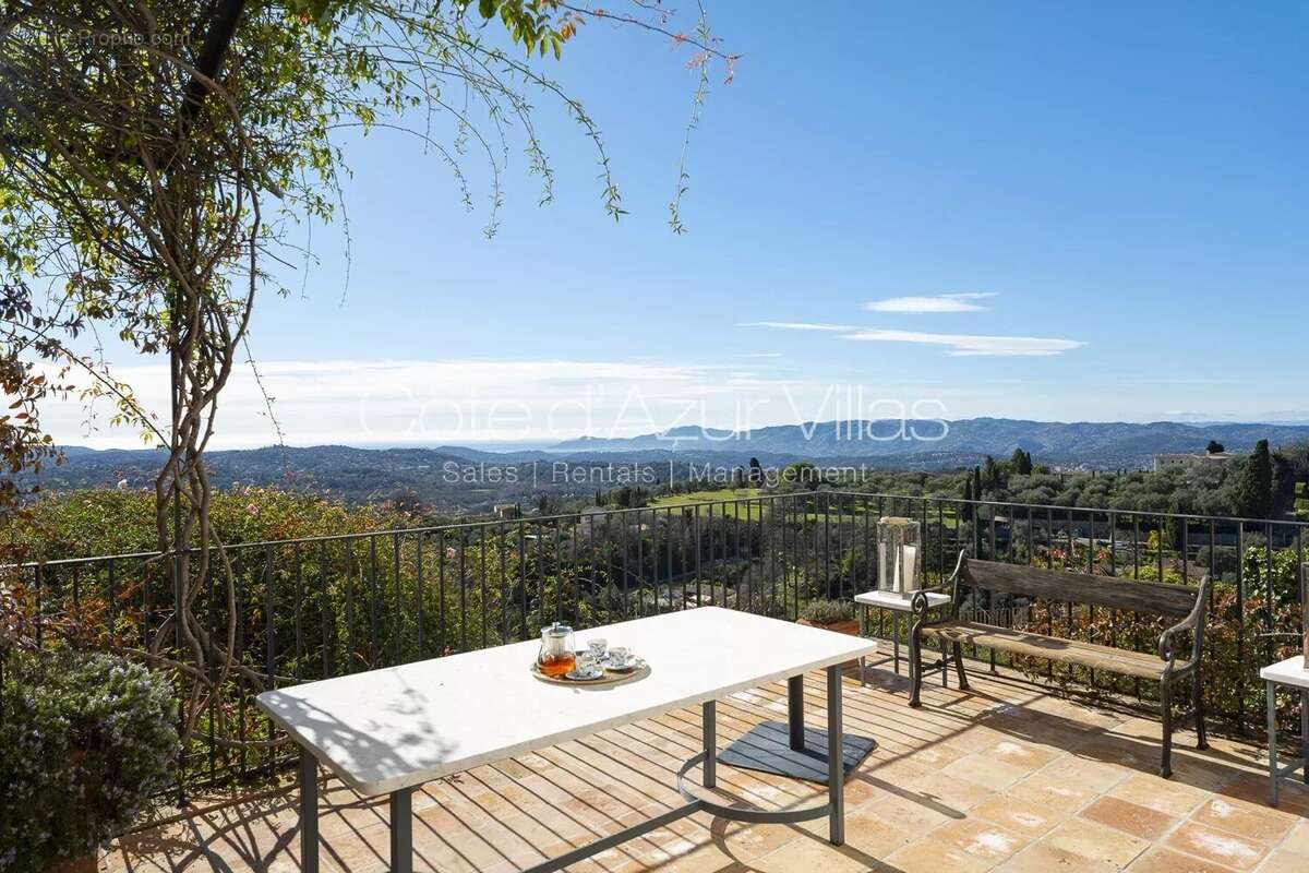 Maison à CHATEAUNEUF-GRASSE