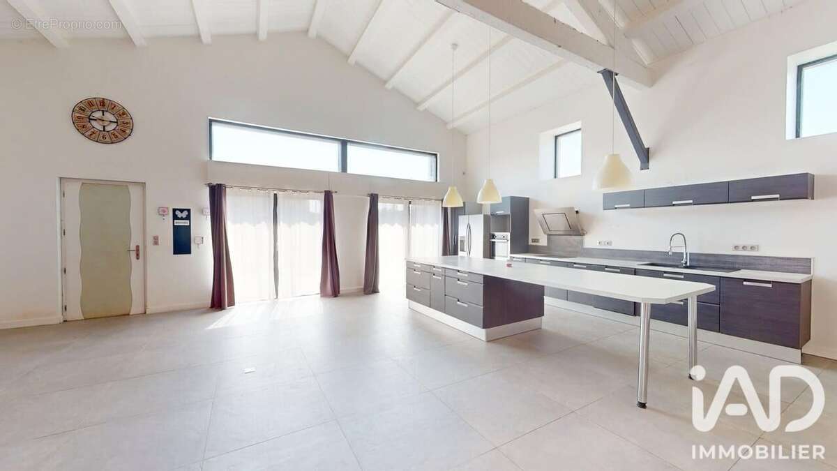 Maison 147 m² à Saint-Cyr-Du-Doret  - photo 2