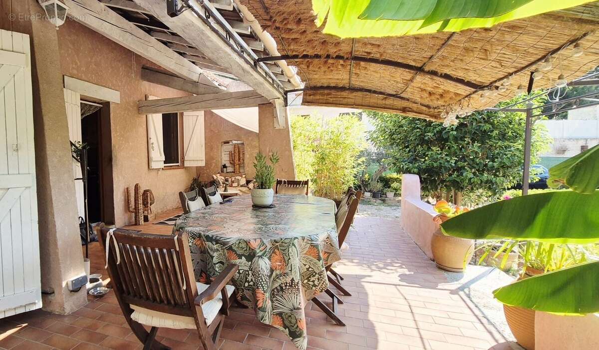 Maison à CEYRESTE
