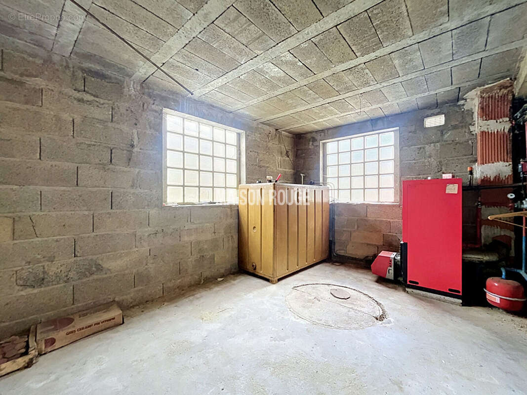 TRESSE - Maison en pierre à rénover avec jardin de 900 m², garage et beau potentiel d'aménagement - photo 13