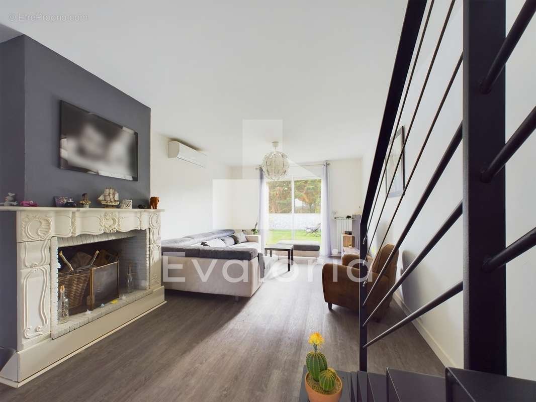Maison 5 pièces de 130 m² sur un terrain de 800 m² avec piscine  - photo 3