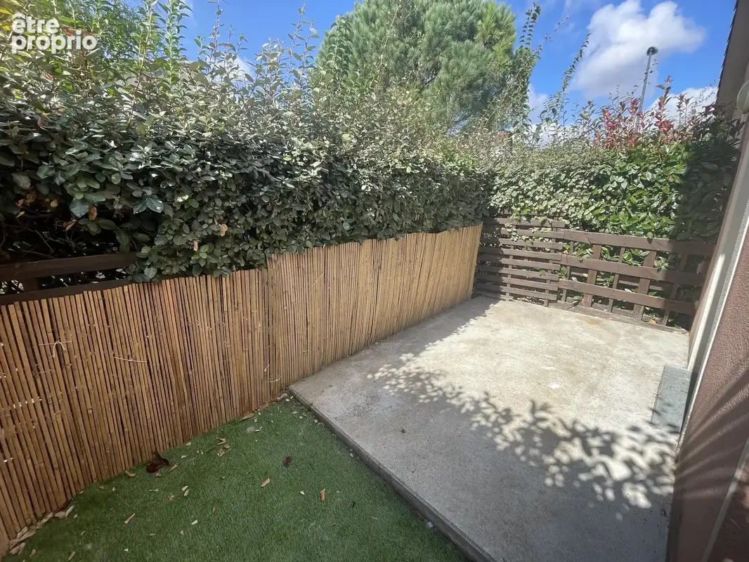 Appartement à PINS-JUSTARET