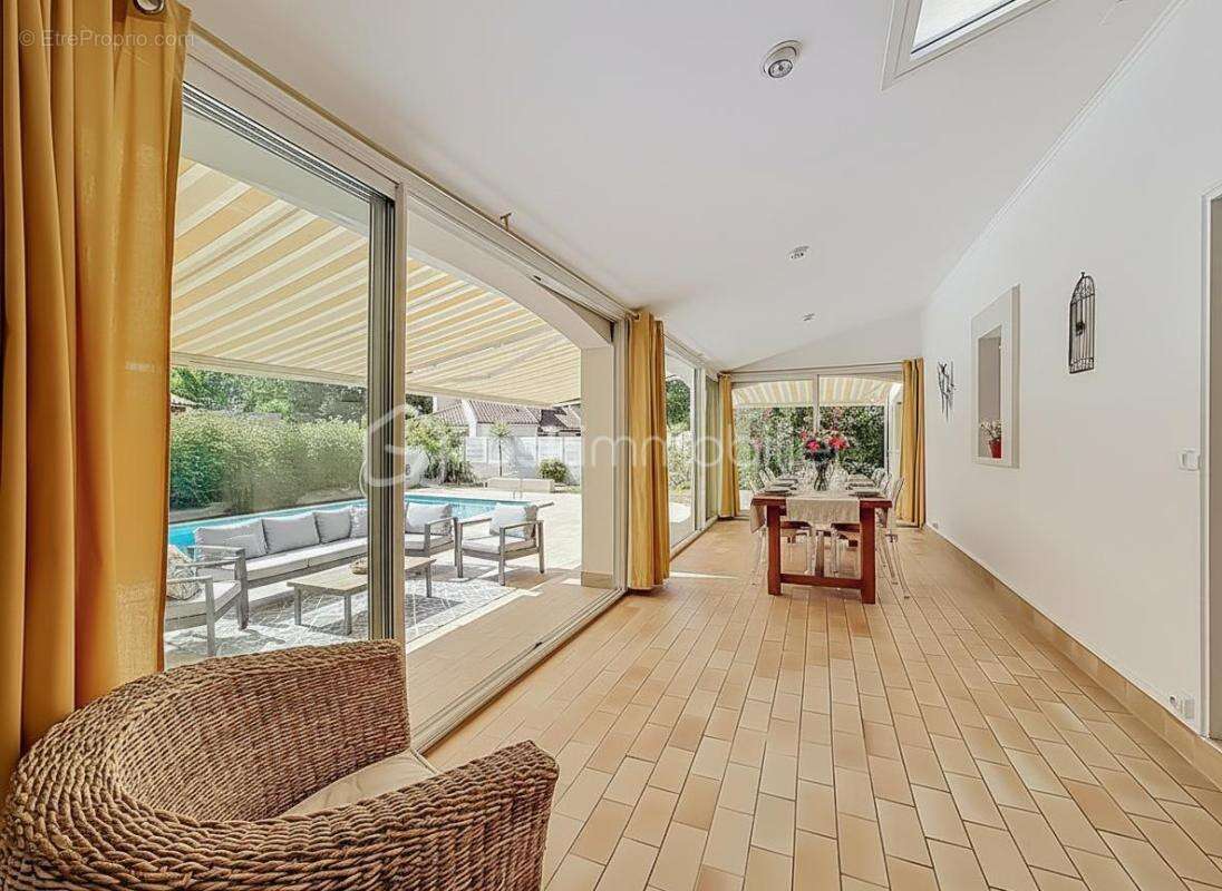 *** magnifique villa t7 de 222 m² avec piscine - castries *** - photo 6