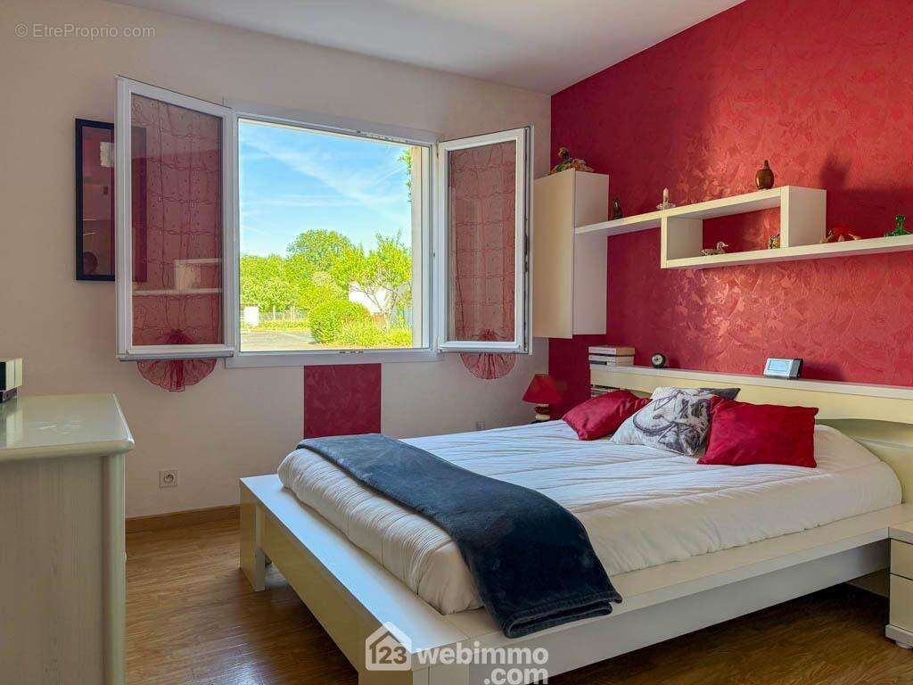 Côté nuit, un dégagement dessert 2 premières chambres, - Maison à SAINT-PROUANT