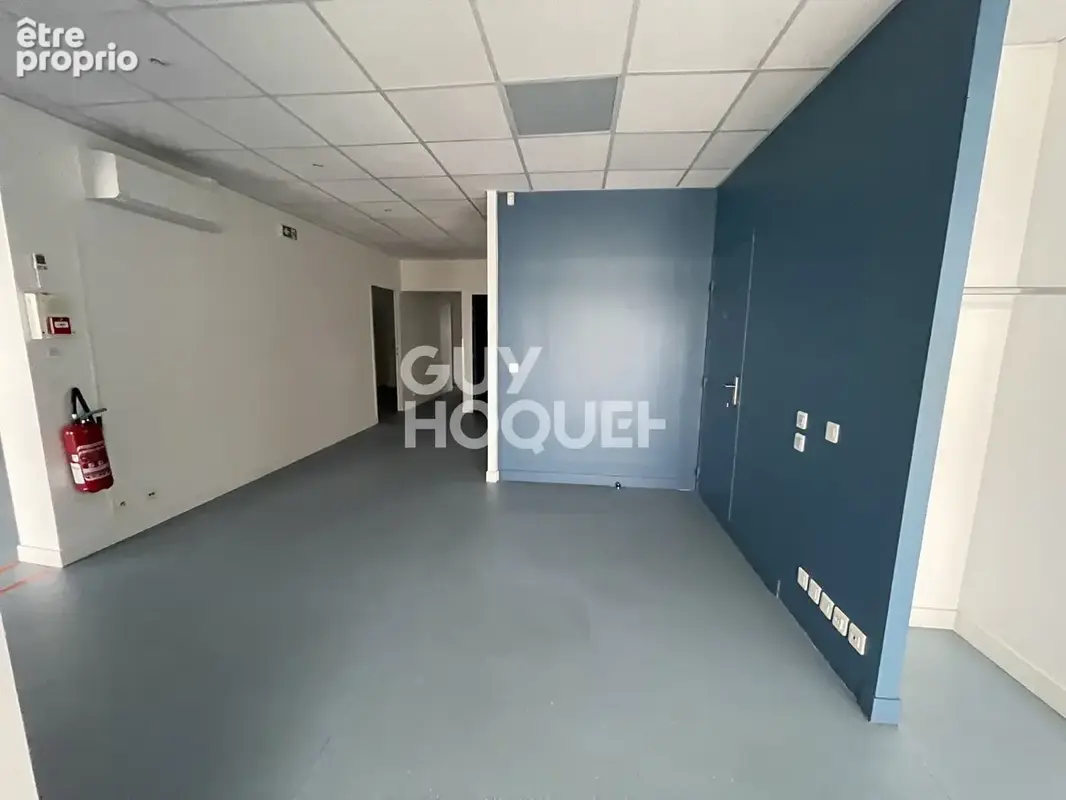 Vous cherchez un local commercial ? Local 200m2 à Saussay - Axe Passant - photo 5