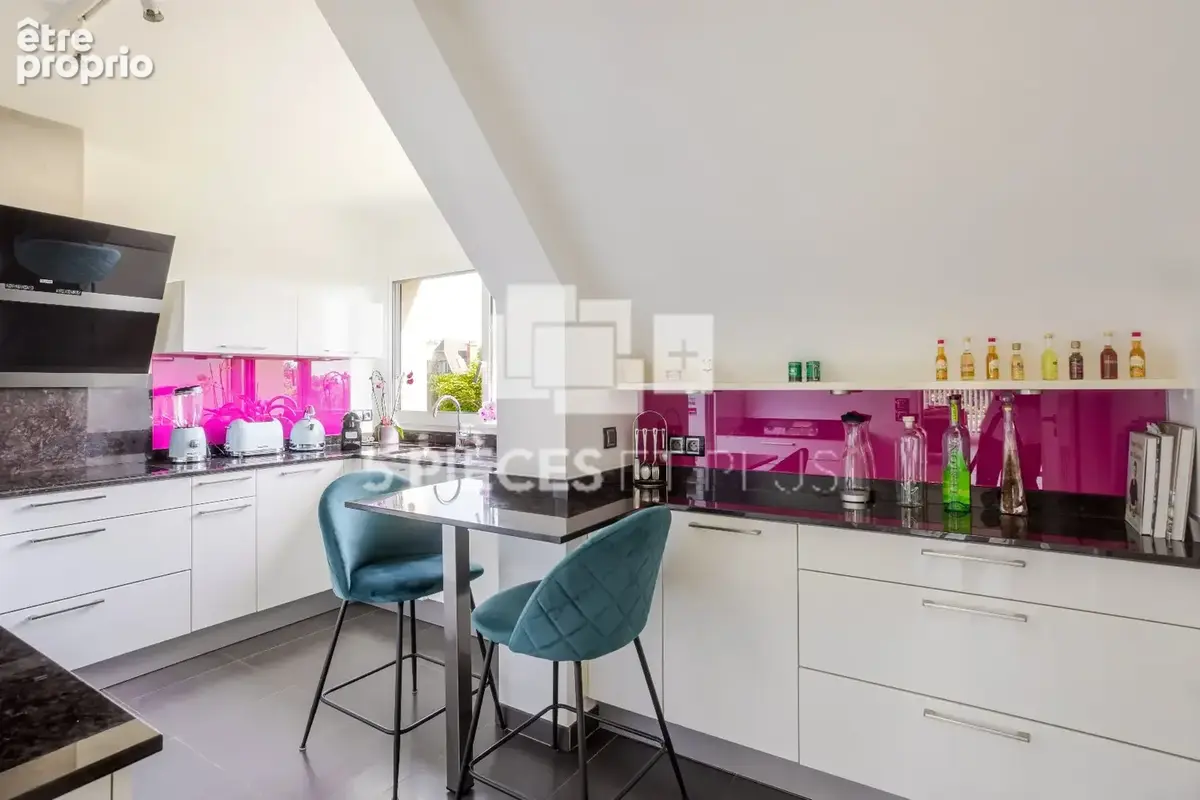 RARE - DERNIER ETAGE avec ascenseur - Superbe appartement avec terrasse, cave et double stationnement - photo 7