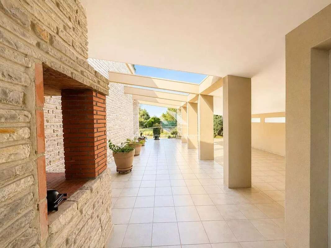Maison d 'architecte de 200 m² habitable - piscine - 2540m² de terrain - 2 logements - photo 4