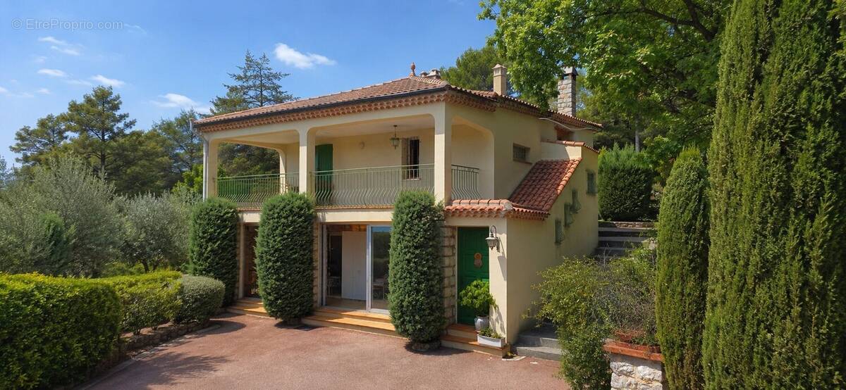 Maison à CHATEAUNEUF-VILLEVIEILLE