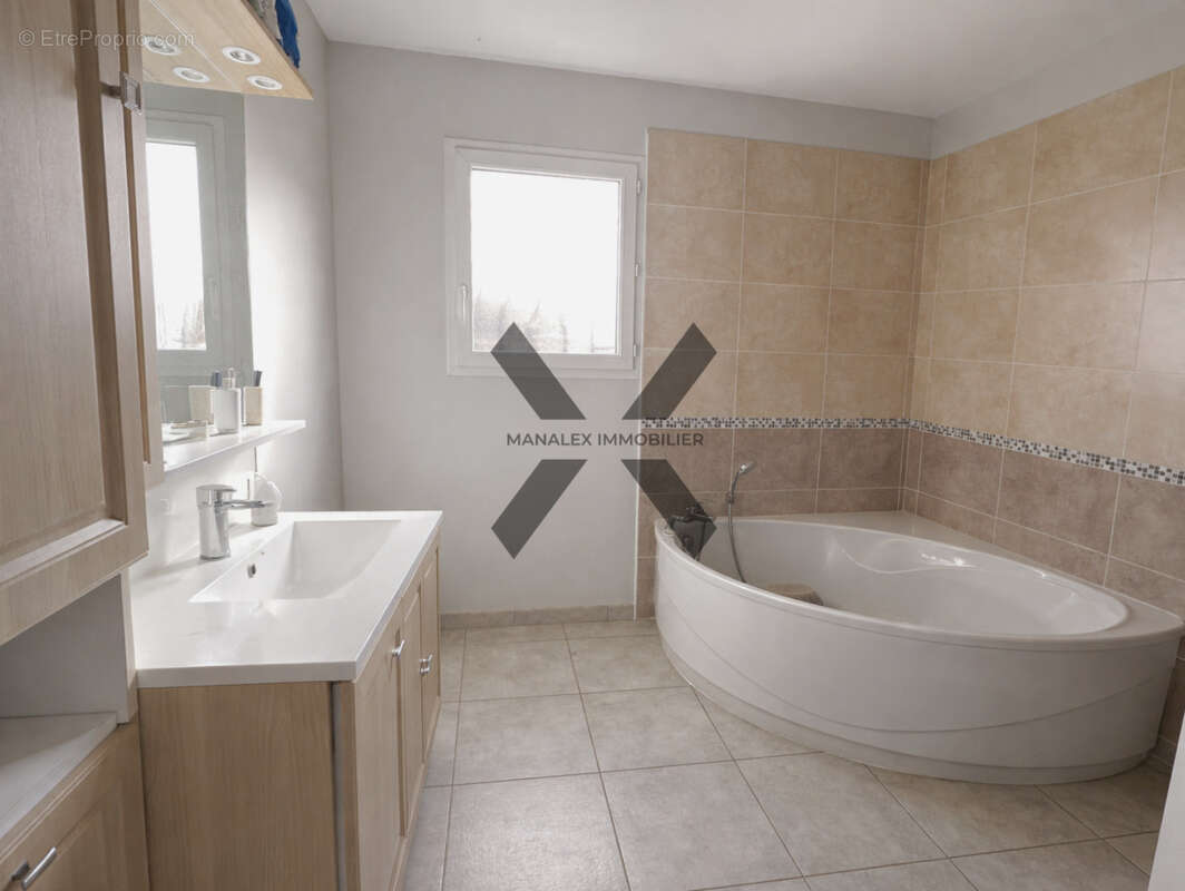 Maison à SAINT-GERMAIN-LESPINASSE