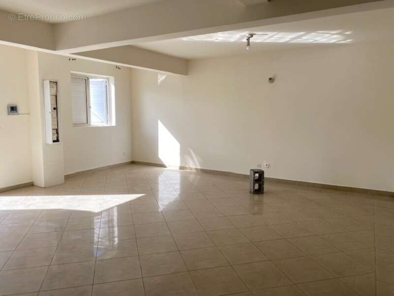 SAINT ANDRE (97440) - Grande maison T5 de surface totale de 200,40 m² (dont dépendance T2 - et Studio), sur terrain de 568 m² - photo 5