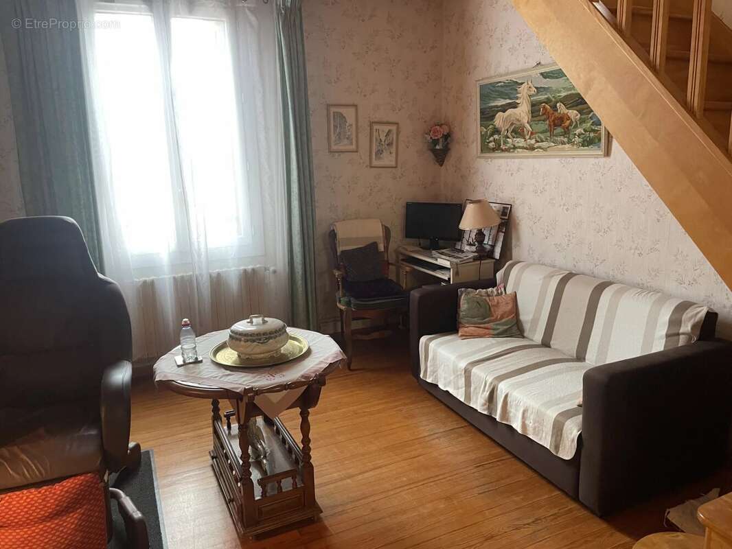 MAISON de plain-pied avec garage et jardin. - photo 7