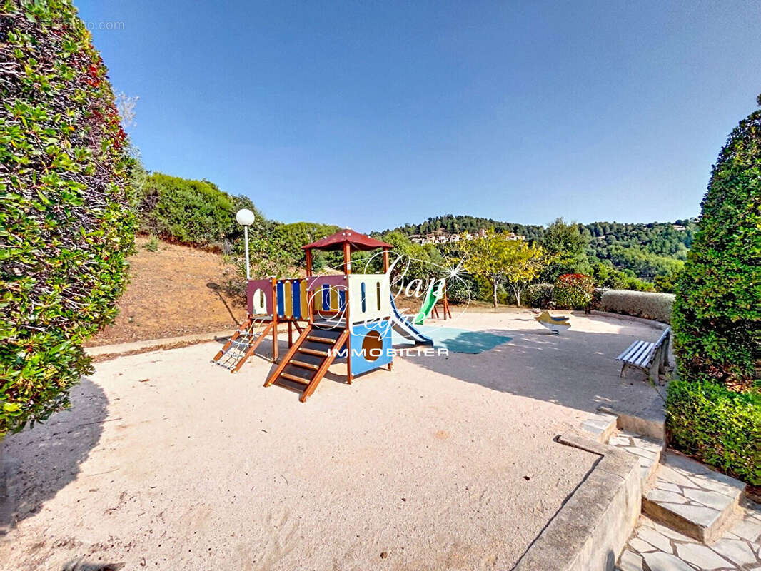 Appartement à ROQUEBRUNE-SUR-ARGENS