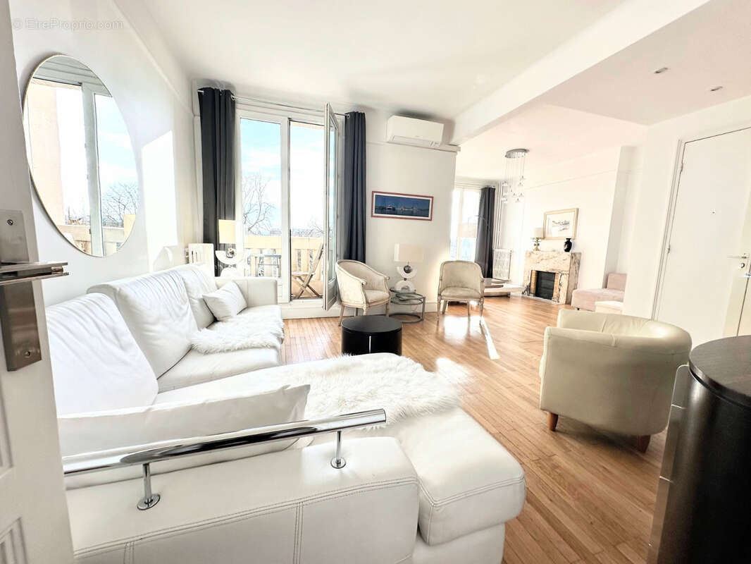 Appartement à PARIS-16E