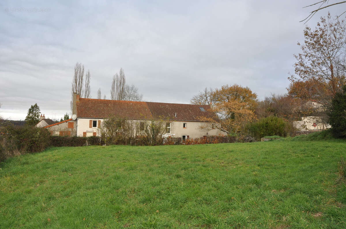 Terrain à SAINT-ETIENNE-DE-VICQ