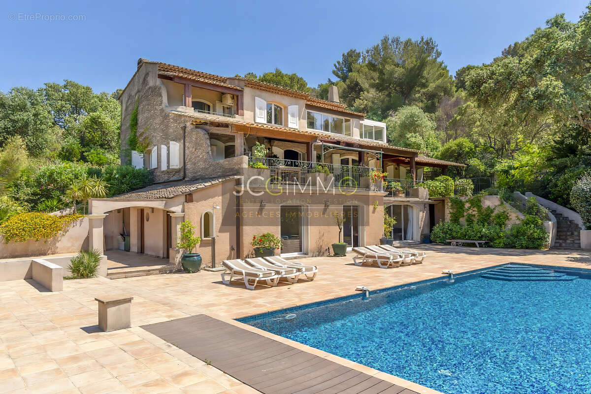 Élégante villa provençale de 194m2 habitables avec piscine à débordement sur 1694m2 de terrain. - photo 2