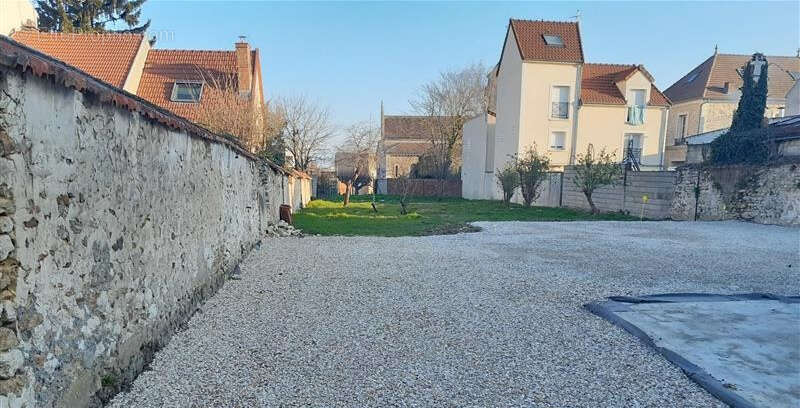 Terrain à COMBS-LA-VILLE