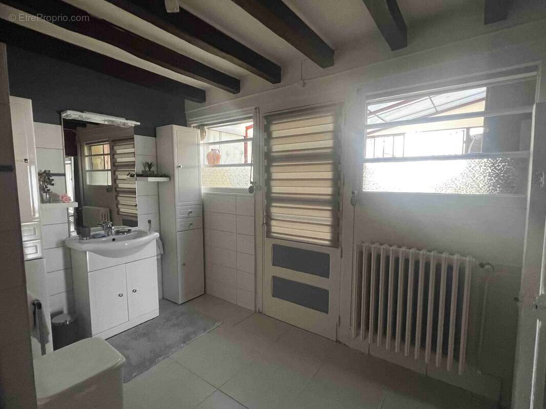 Maison 226 m² à Saint-Laurent-De-Ceris  - photo 8