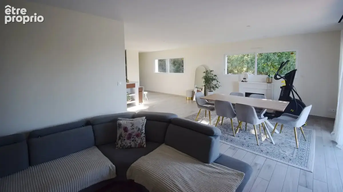 À VENDRE - CREUZIER-LE-VIEUX - Maison de plain-pied d'environ 118,92 m² - photo 5