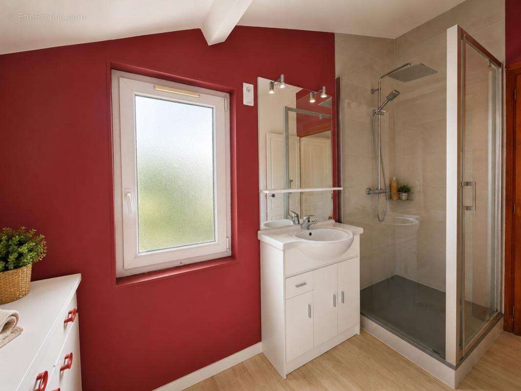 Maison à vendre 8 pièces LES MARTRES DE VEYRE (63) - photo 10
