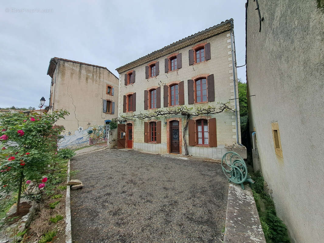Grande maison familiale avec jardin, garage et dépendances - photo 23