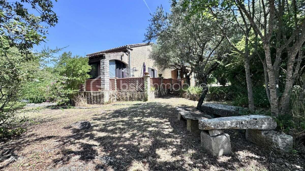 ACHAT d'une Maison de plain-pied 4 chambres de 127 m² avec Terrain de 1478 m² – Piscine – Garage – Camps-la-Source (83170) - photo 8