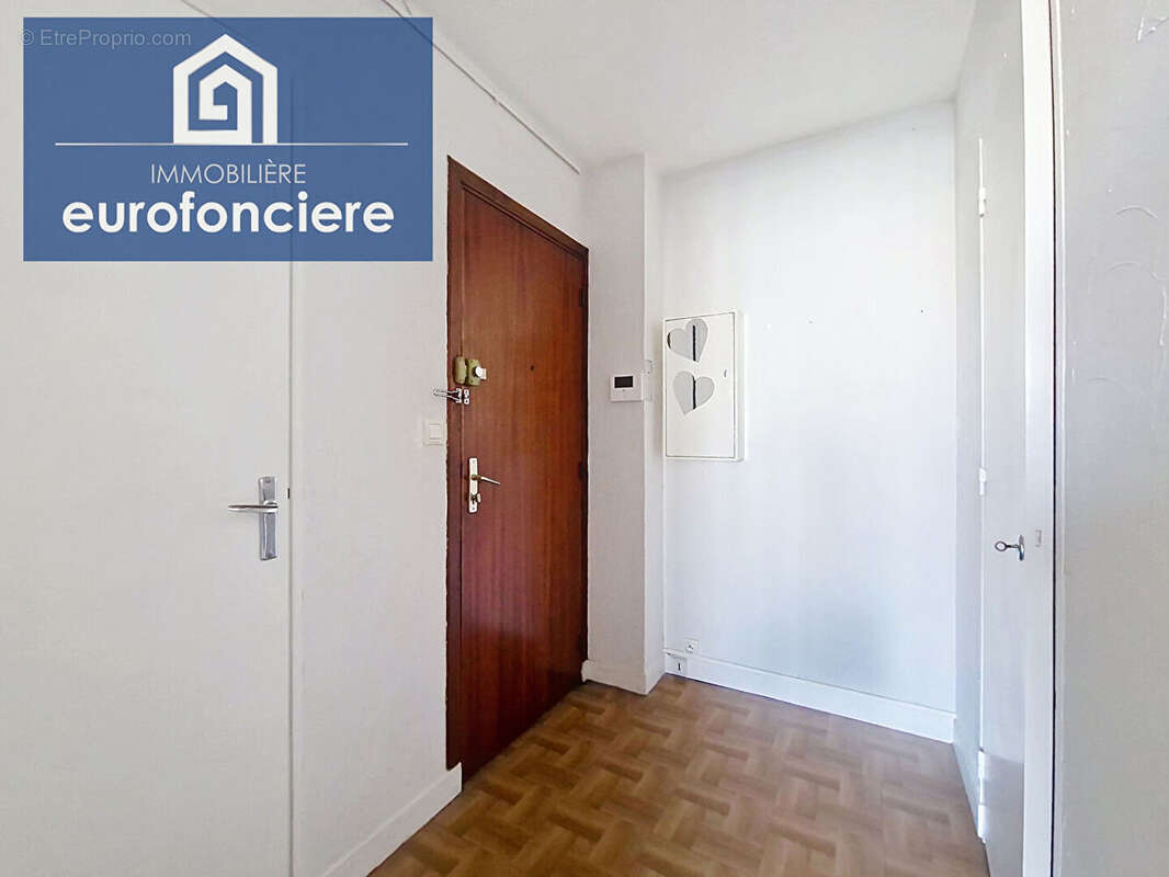 À vendre appartement avec ascenseur, idéalement situé proche du centre-ville - photo 4