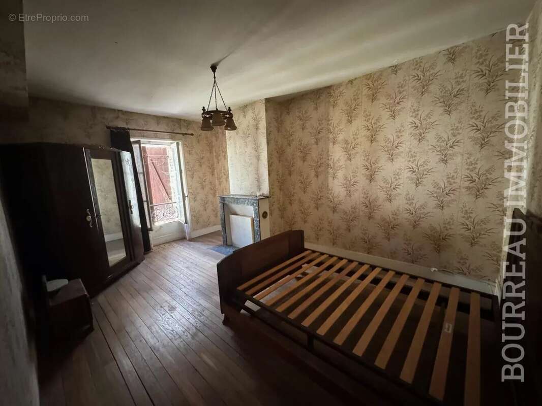 Maison à LA CELLE-SAINT-CYR