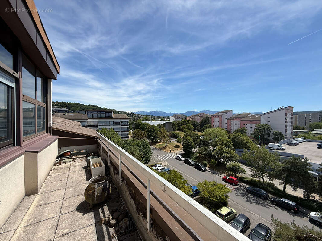 A vendre à ANNEMASSE, grand T2 en attique exposé sud avec vue Mont Blanc et Jet d'eau de Genève , garage - photo 6