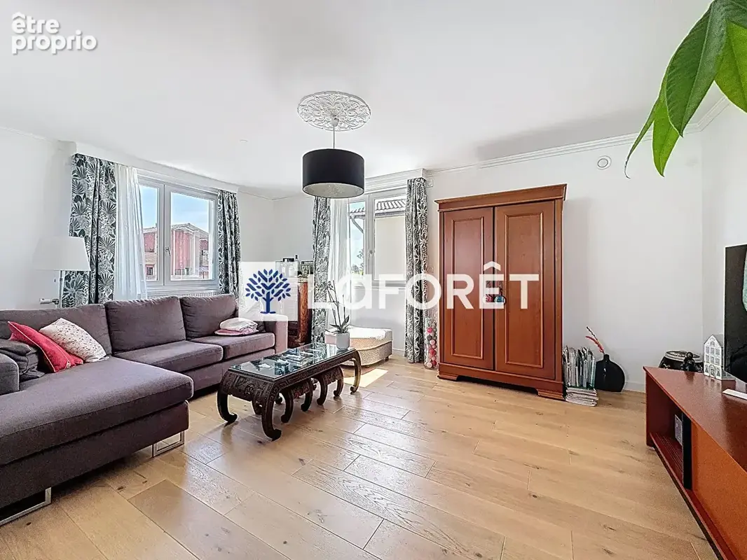 Maison coeur village de Tramoyes de 232,49m² et son terrain avec piscine de 942m² - photo 5