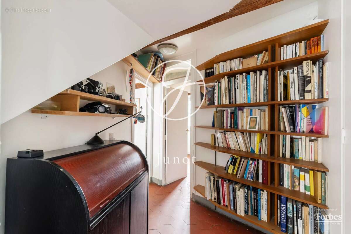 Paris 18e - HAUT MONTMARTRE / PLACE JEAN BAPTISTE CLÉMENT  - Appartement  à vendre - 4 pièces - 90,84m² Carrez - 107,84m² au sol - photo 22