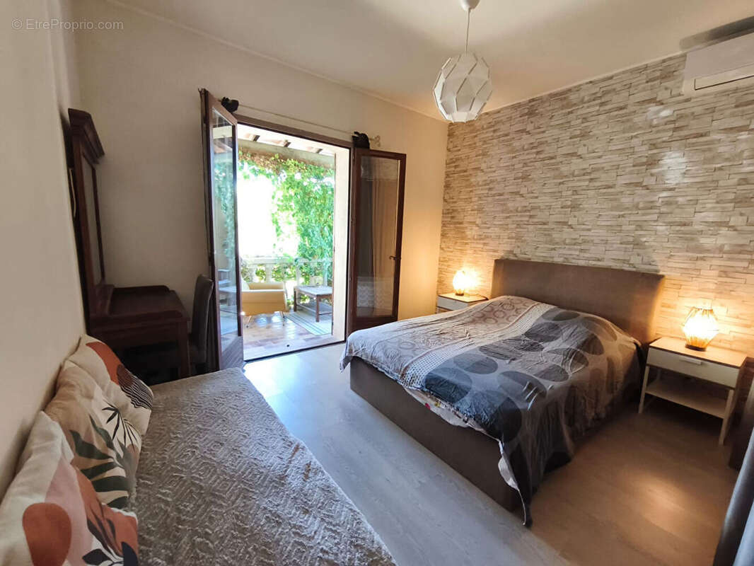 Maison à ENTRAIGUES-SUR-LA-SORGUE