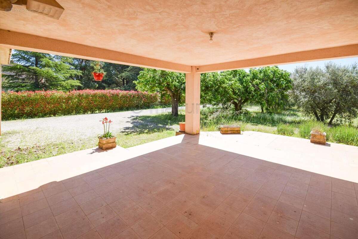 Maison T5 de 170m2  - 2 garages - 3000m2 de terrain - 83400 Cavaillon n°13 - Maison à CAVAILLON
