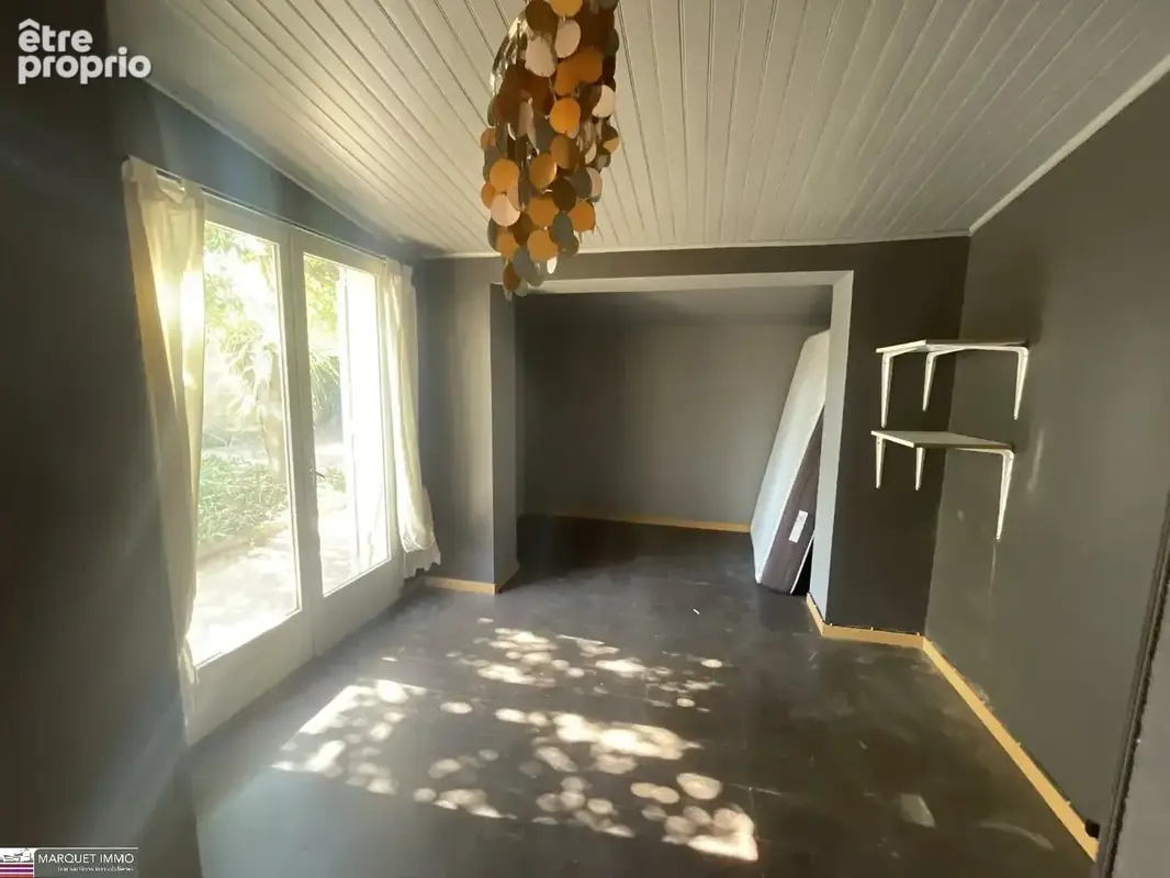 Cadre verdoyant et calme pour cette maison traditionnelle T6 de 141 m², en 3 faces, sur un terrain clos, arboré, piscinable et i - photo 8