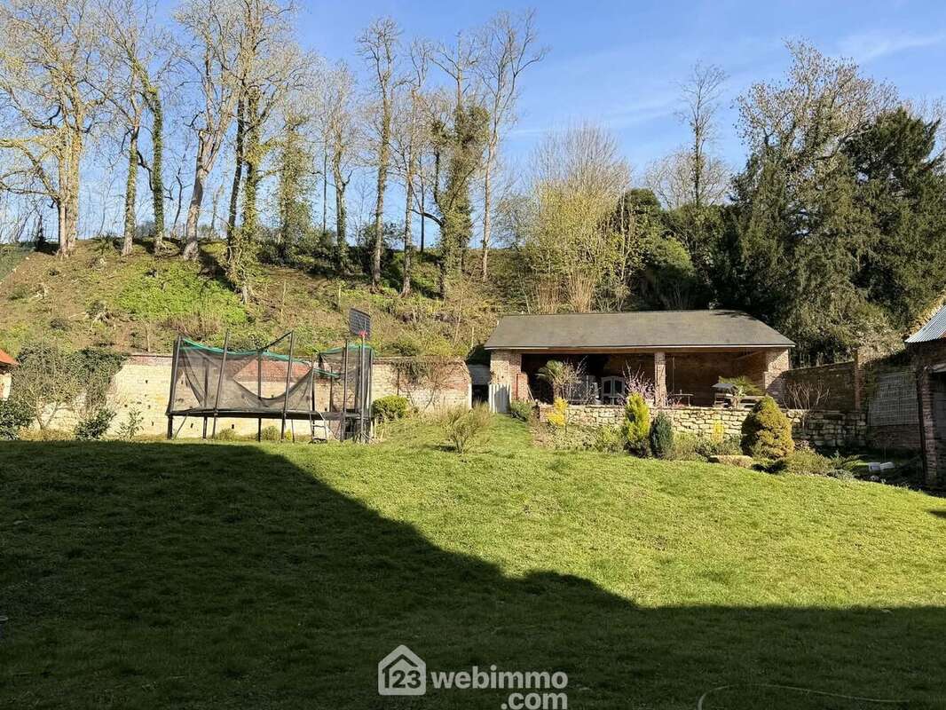 Erigé sur un terrain entièrement clos de 2598 m² - Appartement à MARLE