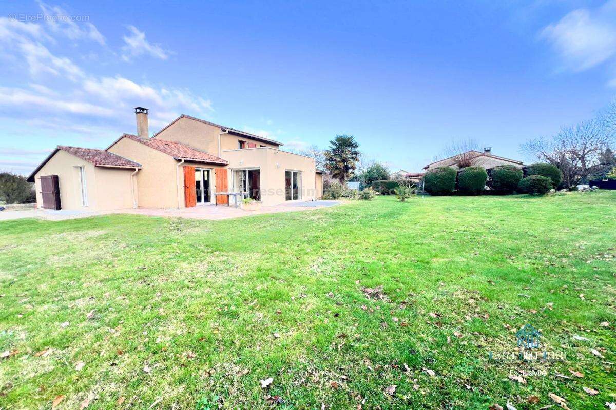 Maison à SAINT-SIMEON-DE-BRESSIEUX