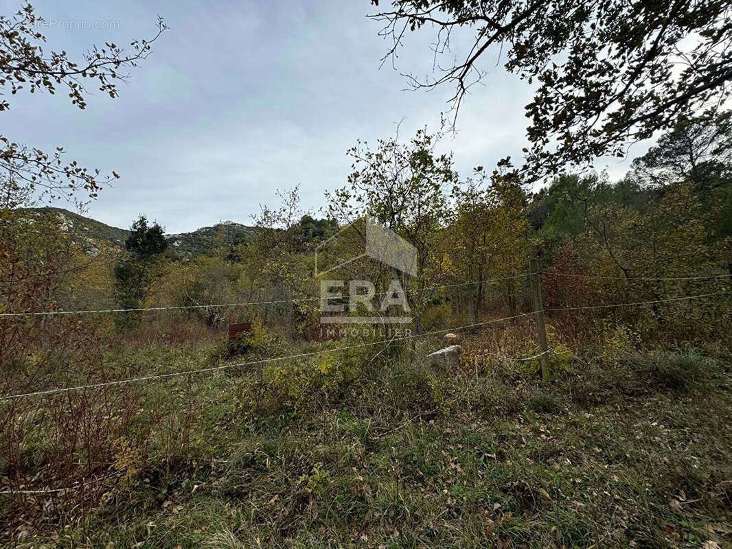 Terrain à VENASQUE