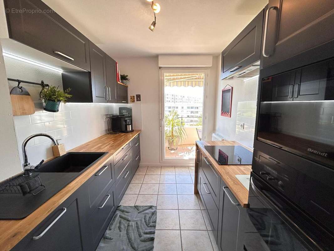   - Appartement à LYON-8E
