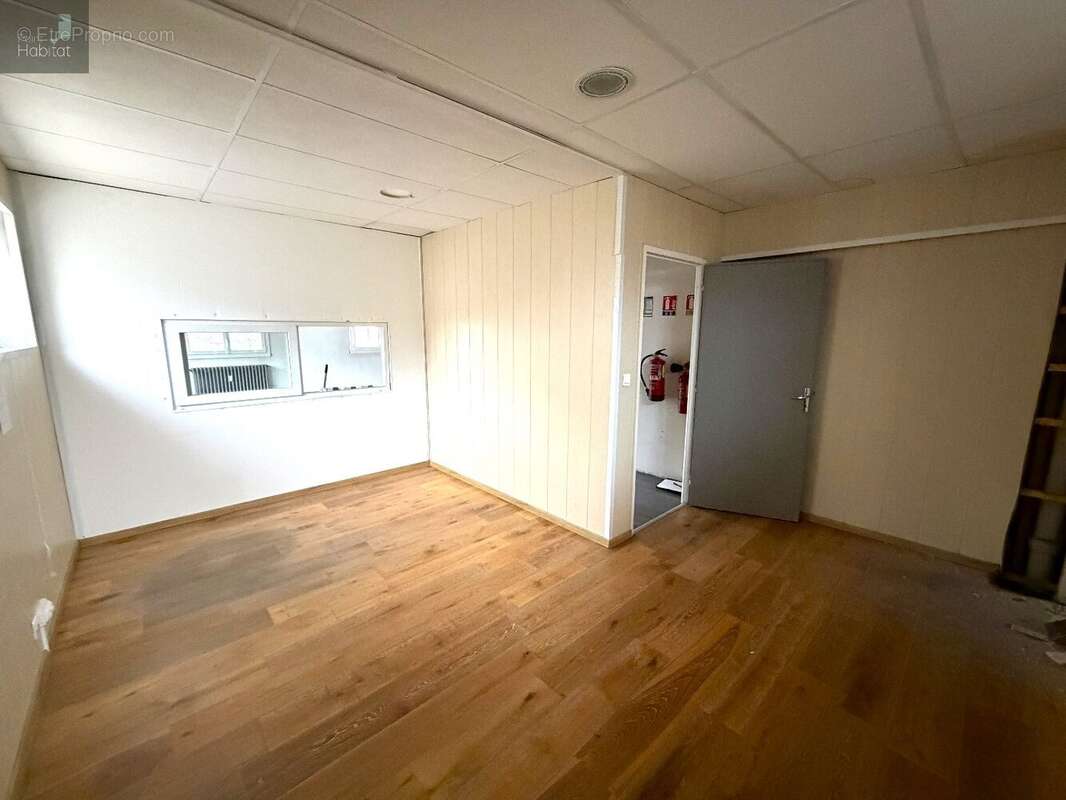 Local à usage de bureaux de 123 m² avec parking privé - photo 3