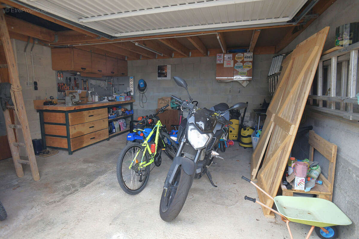 Maison à AILLANT-SUR-THOLON