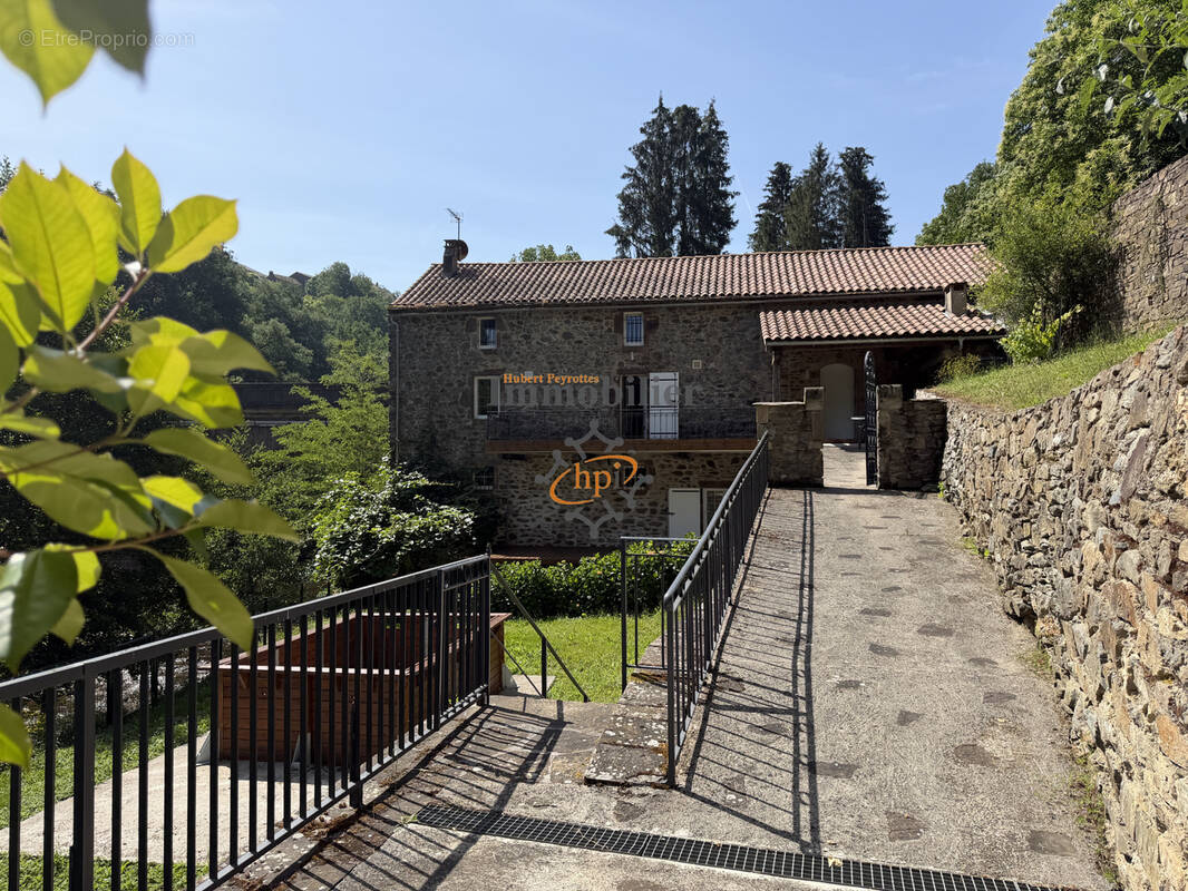 Maison à SAINT-SERNIN-SUR-RANCE