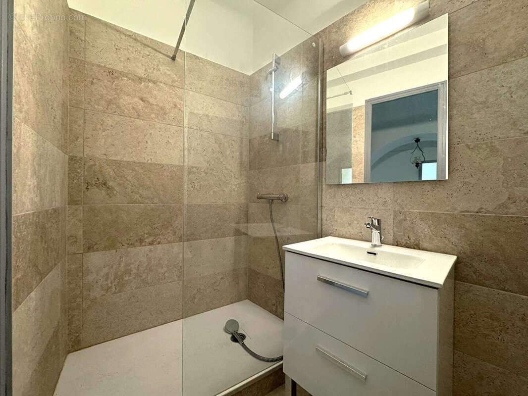 Immeuble Bagnols sur Cèze - 9 pièces - 178 m² - photo 12