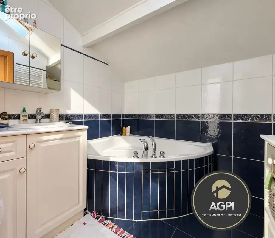 salle de bains avec WC
