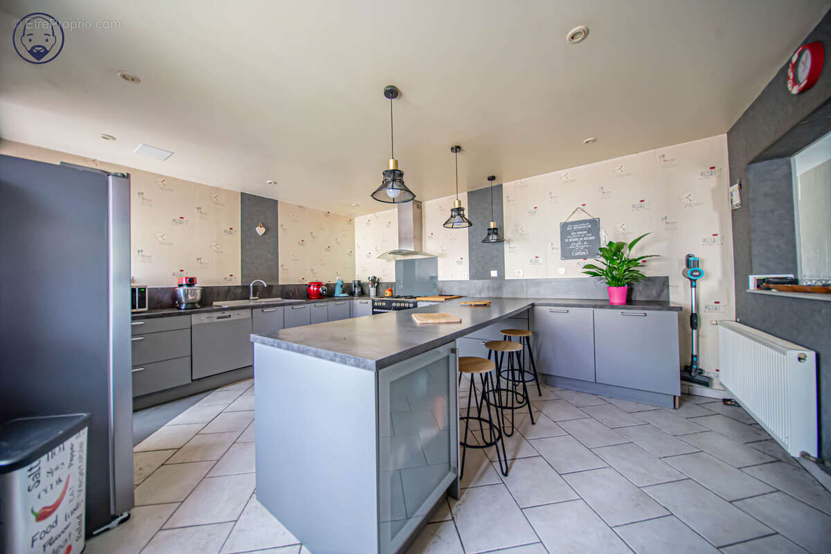 Spacieuse maison familiale avec jardin, dépendance et garage à Lacroix-sur-Meuse - photo 4