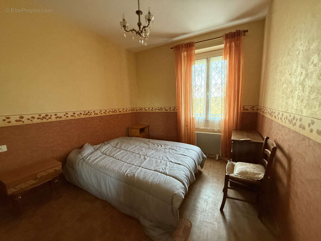 Maison à SAINT-GENEST-LERPT