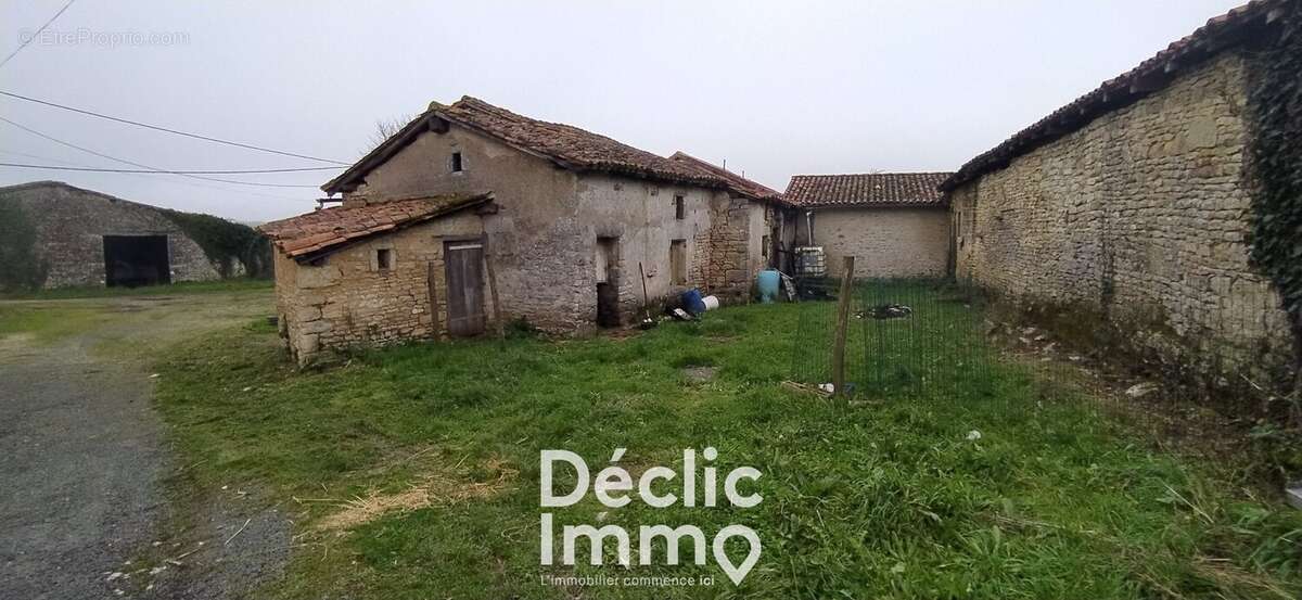 Maison 230 m² à Benest  - photo 3