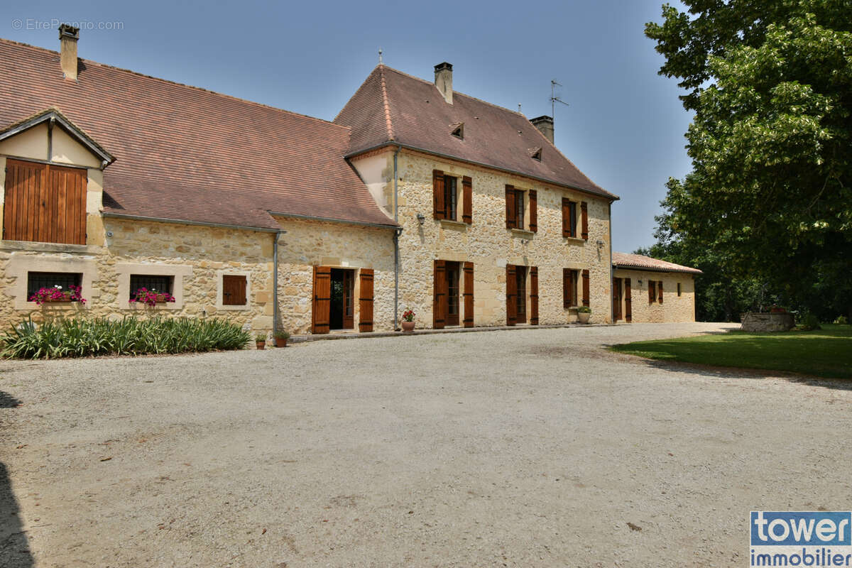 Proche Bergerac belle propriété de 4 hectares, demeure en pierre avec dépendances - photo 2