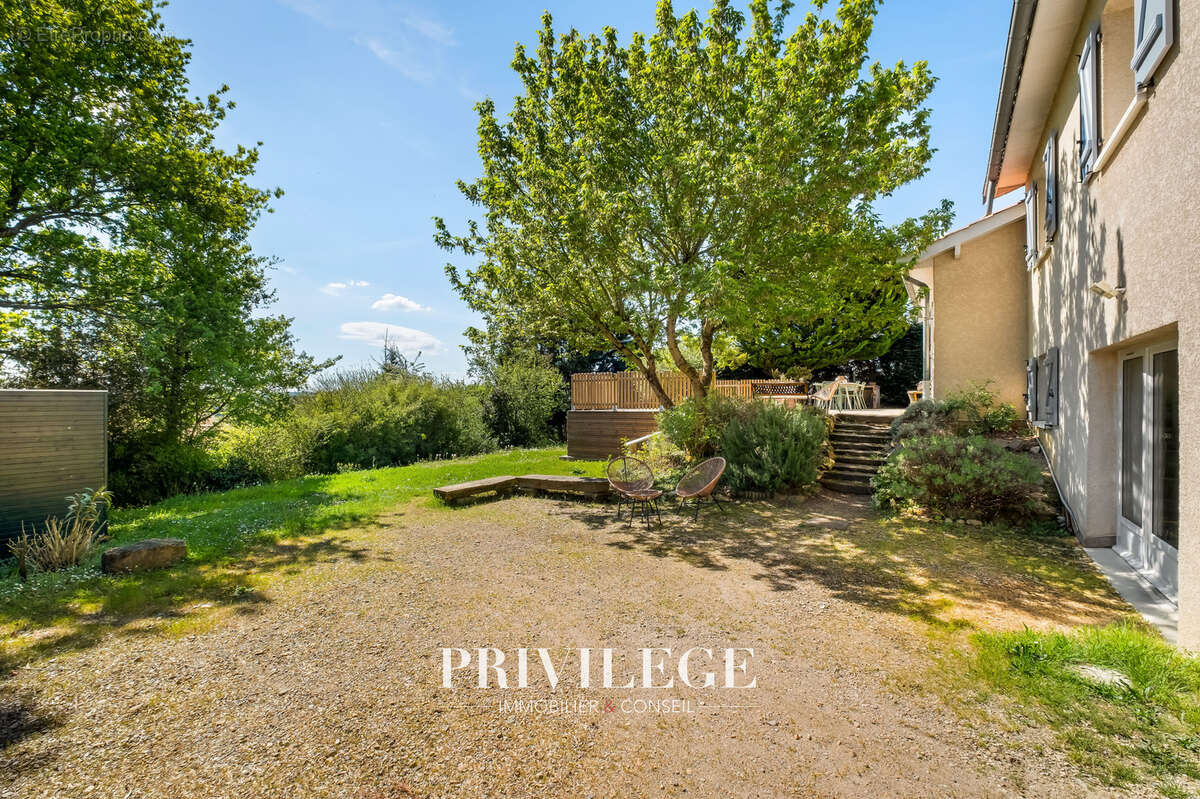 Maison à SAINT-GENIS-LES-OLLIERES