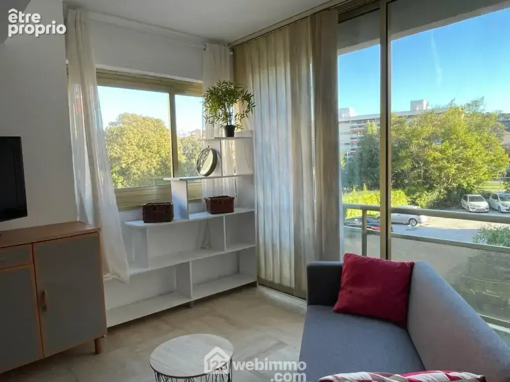 La loggia fermée prolonge l'espace de vie : 33,81 m² au sol pour 26 m² Carrez.