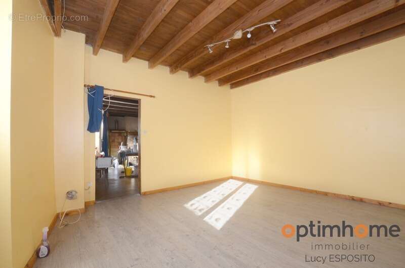  Maison en pierre à rénover avec terrain à bâtir – Nieuil (16)  - photo 5