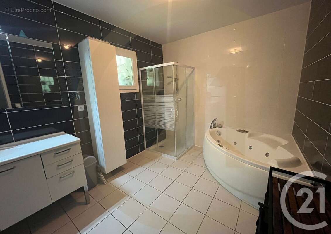 Maison à SAINT-CLAIR-DE-LA-TOUR